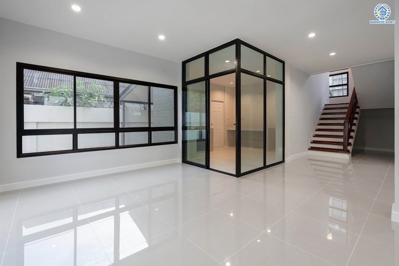 บ้านมือสองตกแต่งใหม่ ม.เนเบอร์โฮม วัชรพล เนื้อที่ 68 ตร.ว. ฟังก์ชัน 3 ห้องนอน 4 ห้องน้ำ 1 ห้องแม่บ้าน จอดรถได้ 2 คัน บนทำเลเชื่อมต่อหลายเส้นทาง ทั้ง ถนนสุขาภิบาล5 ถนนสายไหม และถนนรามอินทรา ใกล้ทางด่วน "ฉลองรัช" และรถไฟฟ้าสายสีเขียว "สถานีสายหยุด"